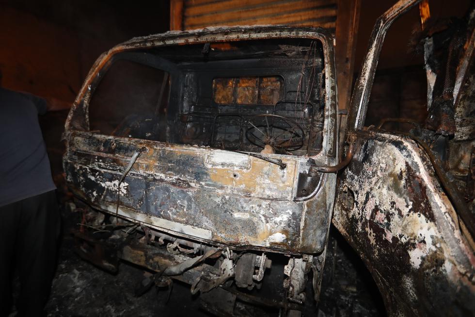 Santa Anita: camiones y autos quemados por incendio en cochera. (Joseph Ángeles)