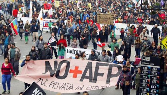 Chilenos desafían al Gobierno con multitudinaria marcha contra las AFP. (EFE)