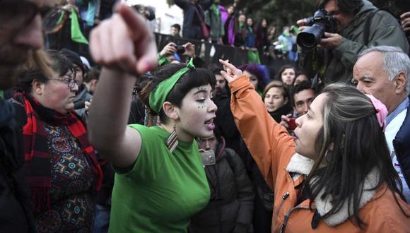 Identificadas con un pañuelo verde, las activistas a favor de la legalización del aborto se han movilizado masivamente desde hace meses en Argentina. (Foto: AFP)