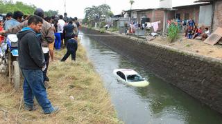 Cuatro miembros de una familia mueren al caer auto a canal de regadío en Piura [FOTOS]