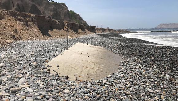 Peligro. En el balneario Los Delfines de Miraflores se halló bloques de concreto enterrados en la playa.
