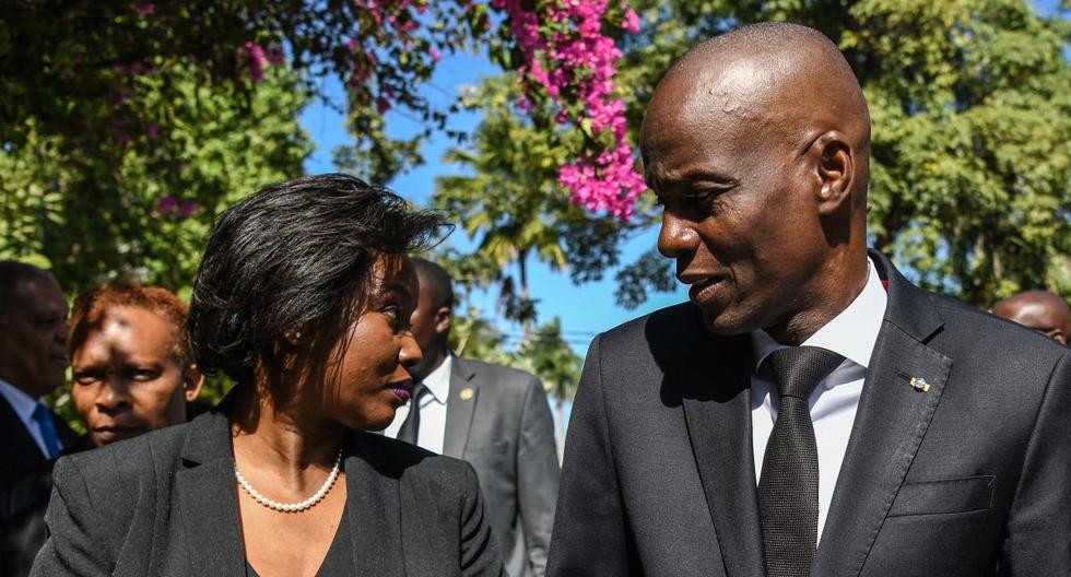 En esta foto de archivo, el presidente de Haití, Jovenel Moise (derecha), llega con la primera dama Martine Moise (izquierda) para la ceremonia oficial en Puerto Príncipe, el 12 de enero de 2020. (CHANDAN KHANNA / AFP).