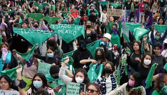 Mujeres se manifiestan exigiendo la despenalización del aborto durante el Día Mundial de Acción por el Aborto Legal y Seguro en la Ciudad de México el 28 de septiembre de 2022. (Foto de SILVANA FLORES / AFP)