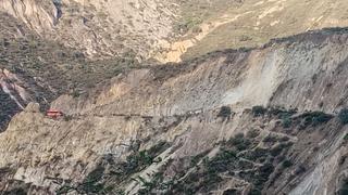 Auto cae a abismo por deslizamiento de cerro y deja tres muertos en Huancavelica