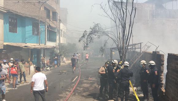 Un muerto en incendio de almacén de colchones en San Juan de Lurigancho