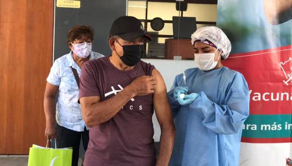 Héctor Chumpitaz recibió la primera dosis contra el coronavirus. (Foto: Familia Chumpitaz)