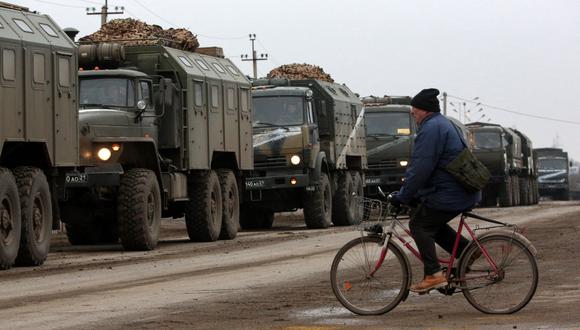 Los vehículos militares del ejército ruso se ven en Armyansk. (Foto: AFP)