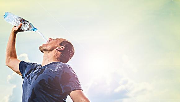 La hidratación es clave en verano. Beber menos agua de la que el cuerpo necesita puede provocar problemas renales.