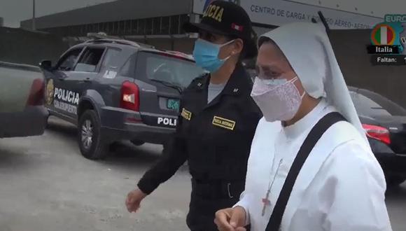 PNP detiene tres personas que entregaron una prueba molecular falsa para detectar el COVID-19 a una pasajera ecuatoriana que quería salir del país. (Captura: América Noticias)