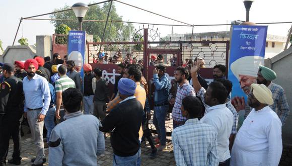 Civiles y policías se reúnen en el lugar de la explosión de una granada en el pueblo de Rajasansi. (Foto: EFE)