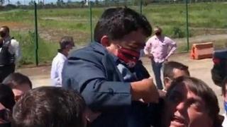 Bolsonaro criticado por cargar a un adulto de baja estatura al confundirlo con un niño | VIDEO