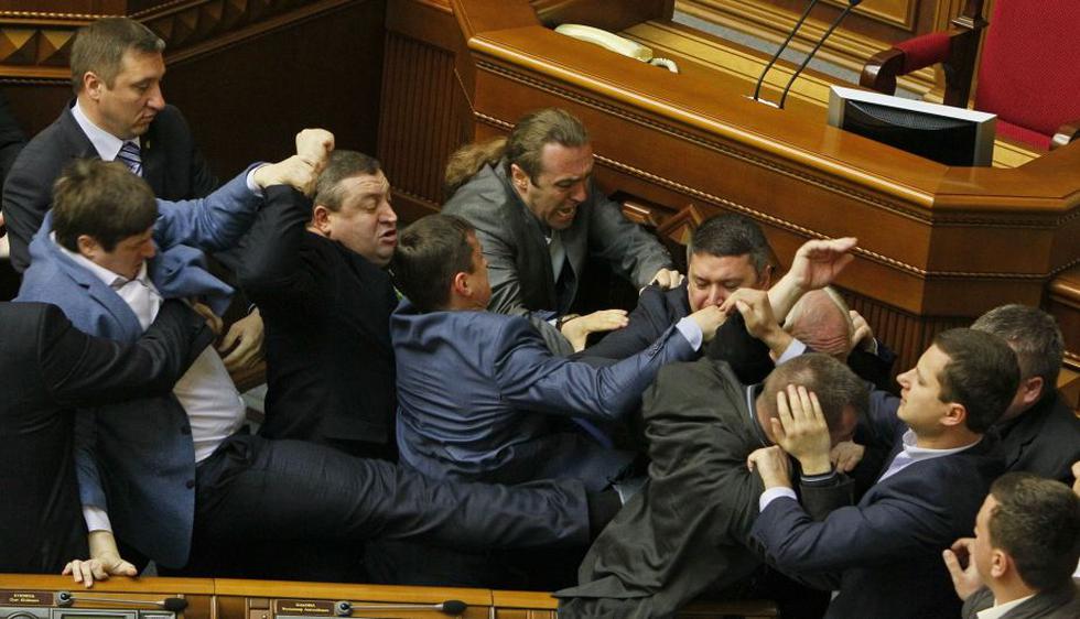 La pelea comenzó cuando dos diputados nacionalistas se abalanzaron contra el líder del Partido Comunista de Ucrania, Pe(Reuters)