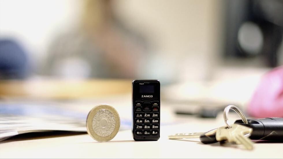 El Zanco Tiny T1 reclama para sí el título de "el teléfono celular funcional más pequeño del mundo". (Kickstarter)