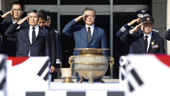 El presidente Moon Jae-in saluda durante la ceremonia de repatriación de los restos de 64 soldados surcoreanos muertos en Corea del Norte durante la Guerra de Corea de 1950-53. (Foto referencial: EFE)