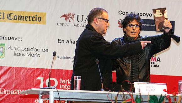 Pedro Suárez-Vertiz durante la presentación de su libro en la feria, acompañado de Beto Ortiz. (Perú21)