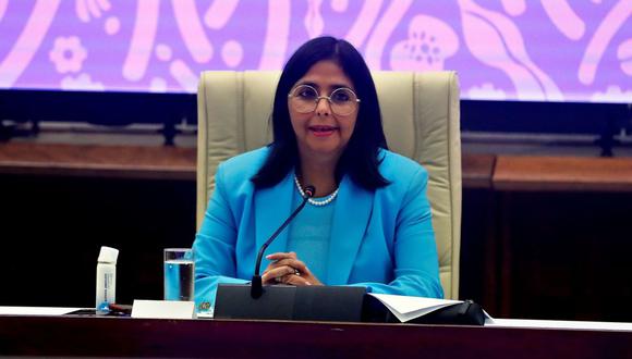 La vicepresidenta de Venezuela, Delcy Rodríguez, presenta durante un acto oficial la Ley Antibloqueo, una propuesta del presidente Nicolás Maduro, hoy, en la Habana. (EFE/ Ernesto Mastrascusa).