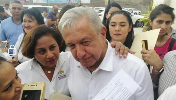 El Fiscal General de Colima, Gabriel Verduzco, confirmó que la alcaldesa resultó ilesa en el ataque. En la fotoa, Griselda Martínez junto al presidente Ándrez López Obrador. (Foto: Facebook)