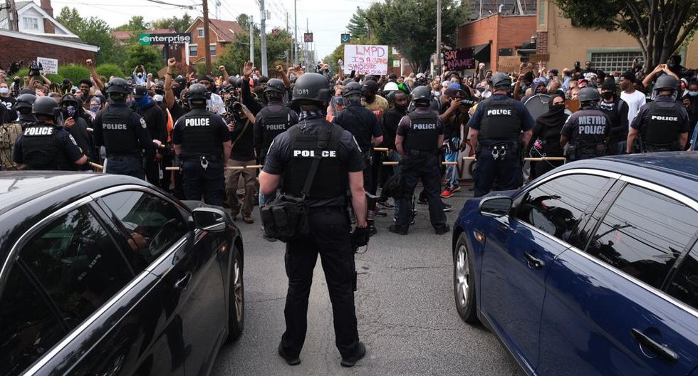 Las autoridades de Louisville han declarado un toque de queda a partir de las 9 de la noche y la red de transporte público cerrará para limitar el impacto de las protestas. (Foto: JEFF DEAN / AFP)