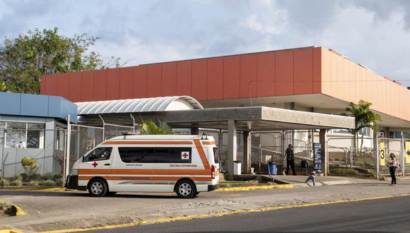 Una ambulancia ingresa al Centro Especializado para la Atención de Pacientes en San José, Costa Rica. (Foto por Ezequiel BECERRA / AFP)
