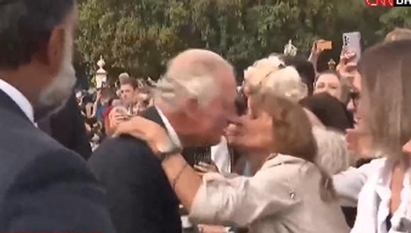 Una mujer le dio un beso al rey Carlos en las afueras del palacio londinense de Buckingham. (Foto: captura)