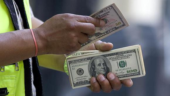 En los bancos, el dólar cotizaba a S/3.434 la venta este viernes. (Foto: El Comercio)