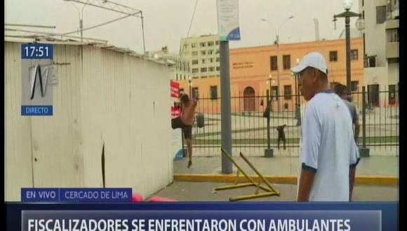 Tras ser desalojados del Centro de Lima, los ambulantes rompieron los módulos de seguridad ciudadana, ubicado en el Cercado de Lima. (Foto: Captura de Canal N)