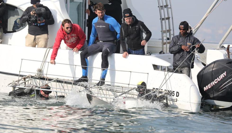 Michael Phelps  nadó junto a un tiburón blanco en Sudáfrica.  (EFE)