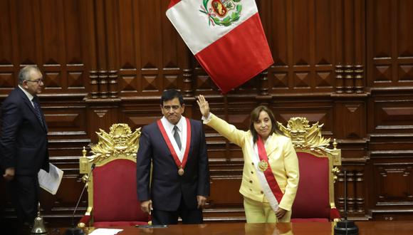 Dina Boluarte juró como la primera presidenta del Perú tras la vacancia de Pedro Castillo. (Foto: Britanie Arroyo / @photo.gec)