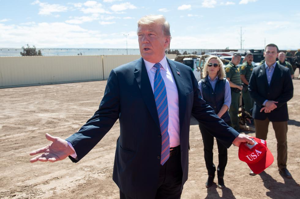 Donald Trump desde la frontera de Estados Unidos con México: "nuestro país está lleno". (AFP)