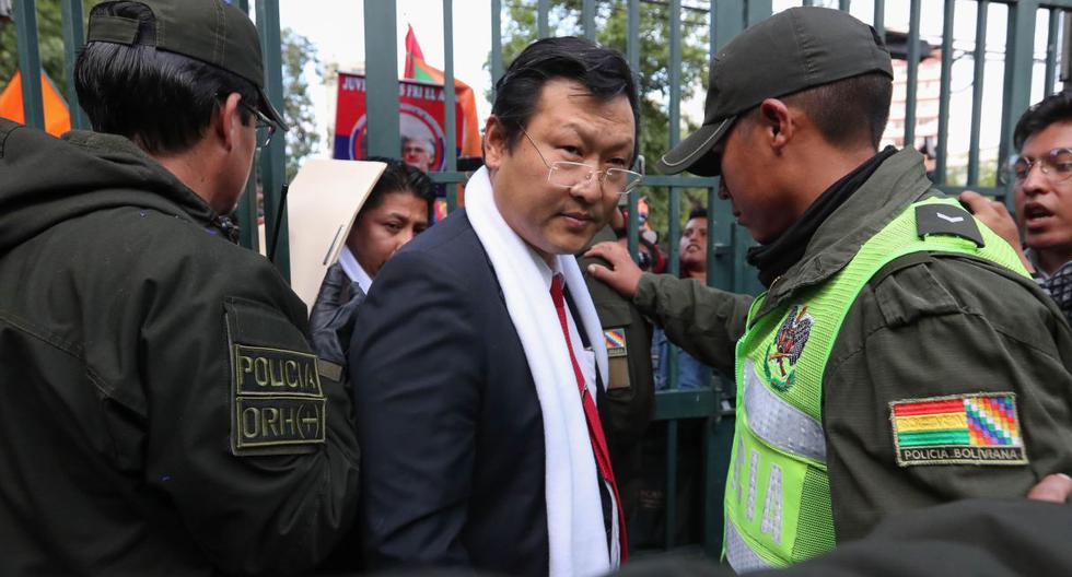 Chi Hyun Chung (centro), candidato a la presidencia de Bolivia por el Frente Para la Victoria (FPV), se inscribe en el Tribunal Supremo Electoral. (EFE).