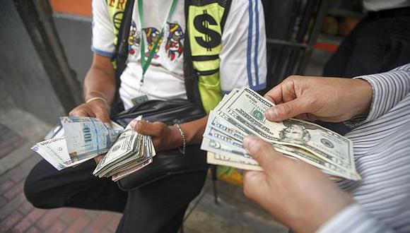 El dólar se cotizó este viernes a S/3,282/3,283 en las calles y casas de cambio de la capital. (Foto: El Comercio)