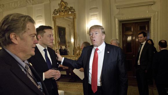 El exasesor de Trump, Steve Bannon , observa cómo el entonces presidente de los Estados Unidos, Donald Trump, saluda a Elon Musk. (Foto: Brendan Smialowski / AFP)