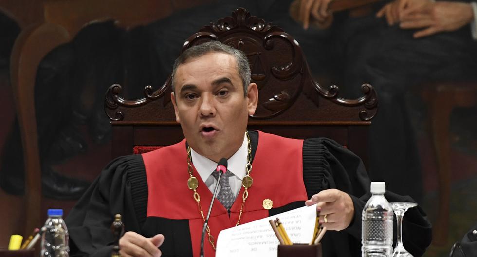 El presidente del Tribunal Supremo de Justicia (TSJ) de Venezuela, Maikel Moreno, lee una declaración en Caracas, el 8 de mayo de 2019.  (YURI CORTEZ / AFP).