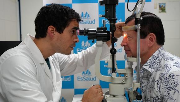 Ante los primeros síntomas es importante acudir al médico lo más pronto posible, señala el oftalmólogo de Essalud, Ricardo Ugarte Basurto. (Foto: Essalud)