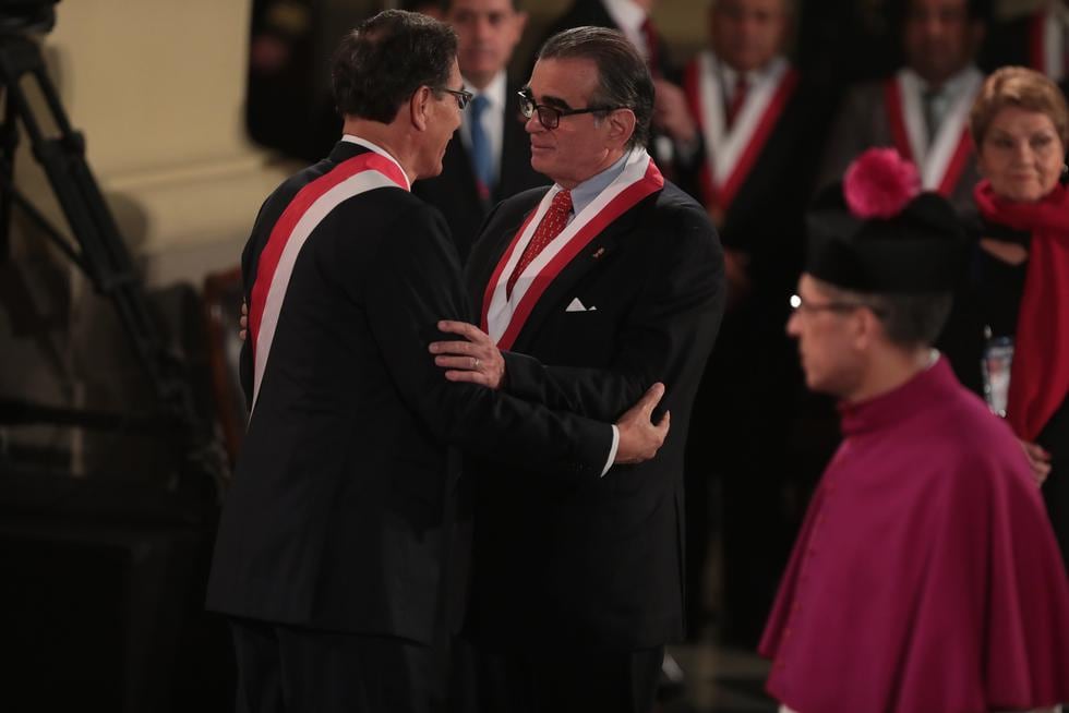 Primer abrazo. En la misa y Te Deum, Martín Vizcarra saludó a Pedro Olaechea como presidente del Congreso.