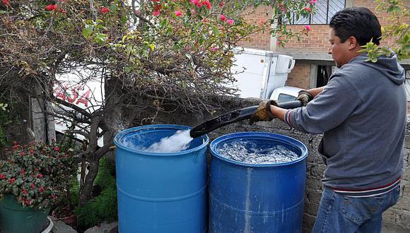 Se recomienda almacenar el agua en recipientes limpios y con tapa para evitar el dengue. (Trome)