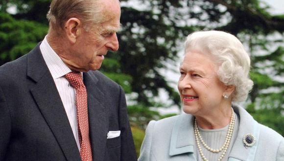 Felipe de Edimburgo e Isabel II del Reino Unido. (Foto: AFP)