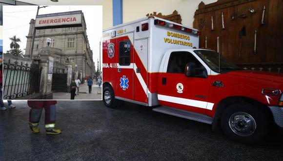Dos ambulancias fueron retenidas en el hospital Loayza por falta de camillas. (USI)