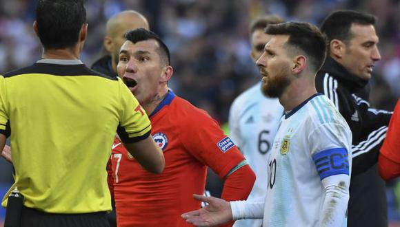 Gary Medel y Lionel Messi protagonizaron un tenso cruce que acabó con la expulsión de ambos en la Copa América 2019. (Foto: AFP)