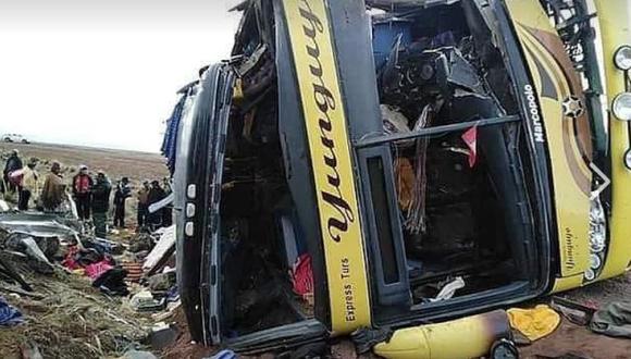 Accidente entre un bus interprovincial y una combi ha dejado 20 muertos y 39 heridos en la carretera Binacional. (Cajamarca Noticias)
