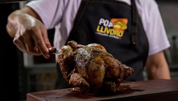 Tiene como oferta exclusiva al pollo a la brasa y solo trabaja con papas nativas peruanas, también como muestra de apoyo al agricultor.