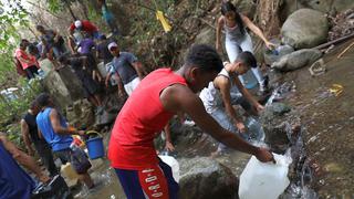 Venezolanos se abastecen con más velas y tanques de agua en medio deapagones [FOTOS]