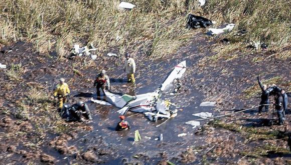 Tragedia aérea. Los restos de la aeronave quedaron sumergidos en medio de un estero de agua. (USI)