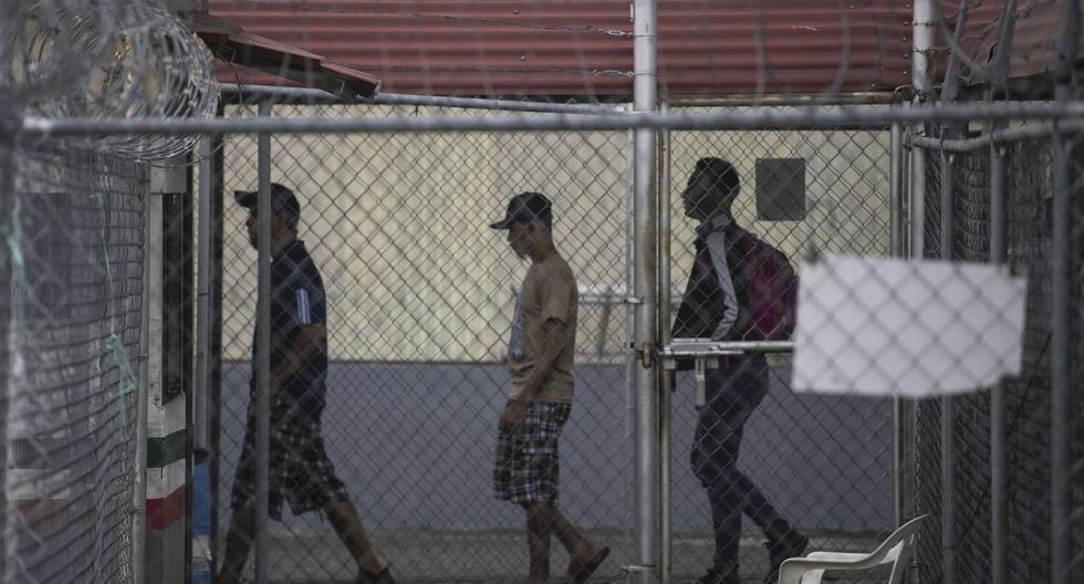 Migrantes centroamericanos esperan que se les otorgue asilo o una visa humanitaria en la oficina de inmigración en el puente internacional México-Guatemala en Ciudad Hidalgo, Estado de Chiapas. (AFP/PEDRO PARDO).