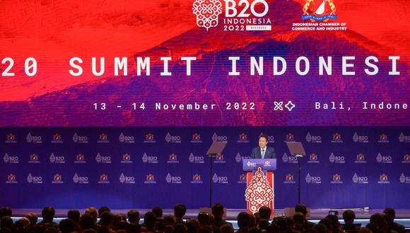 El presidente de Corea del Sur, Yoon Suk-Yeol, pronuncia un discurso durante la Cumbre B20 como parte del diálogo del G20 en Nusa Dua, en la isla turística indonesia de Bali, el 14 de noviembre de 2022. (Foto de BAY ISMOYO / AFP)