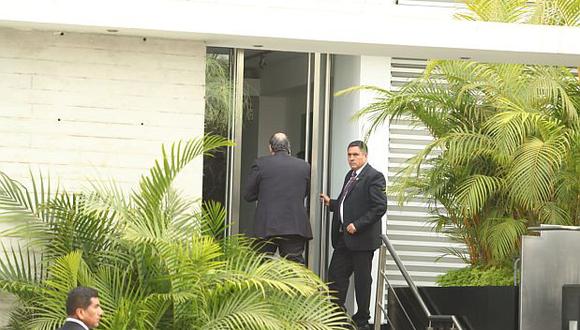 Olaechea acudió únicamente con su personal de seguridad al domicilio de la presidenta encargada por el Congreso. (Foto: Alessandro Currarino/ GEC)