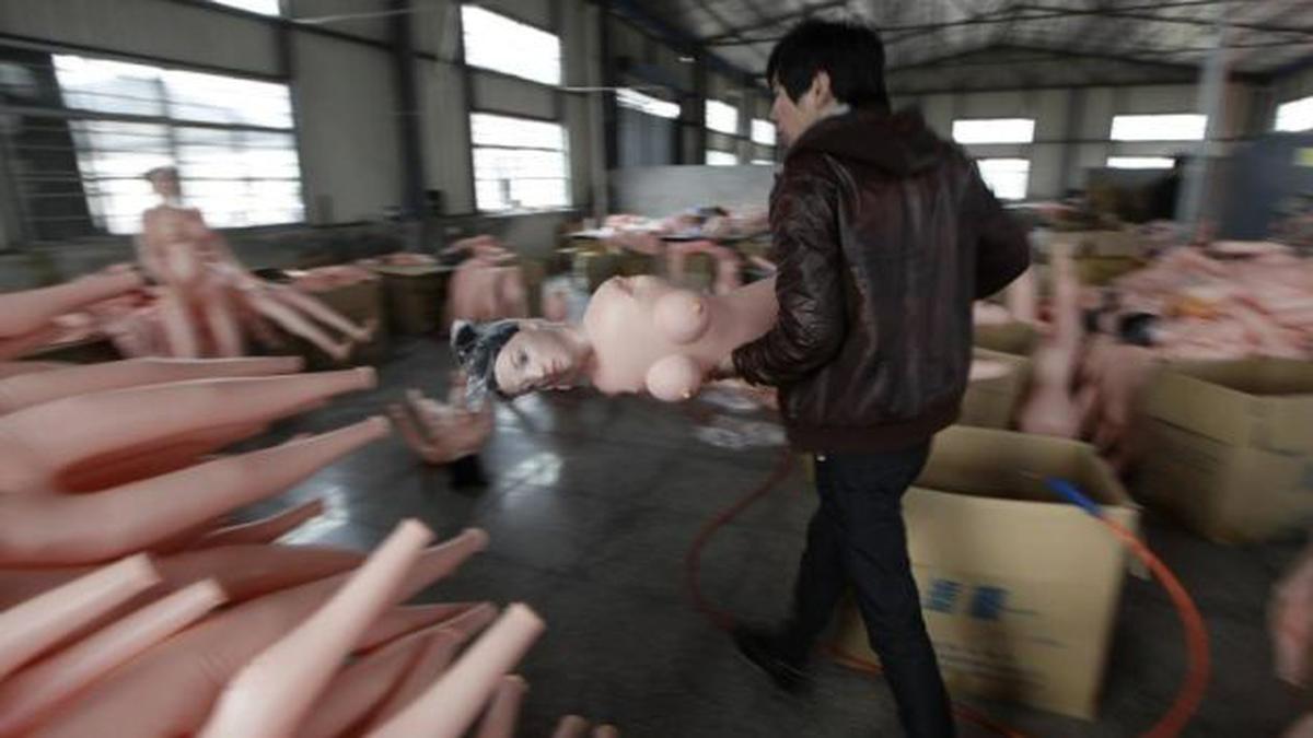 Una empresa china reparte muñecas hinchables a sus mejores