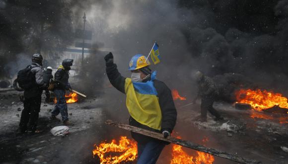 CIUDAD EN LLAMAS. Miles de opositores proeuropeos rechazan al Gobierno de Viktor Yanukovich. (AP)
