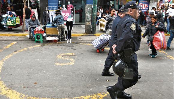 Continúa el caos. Comerciantes informales venden todo tipo de productos en presencia de policías.