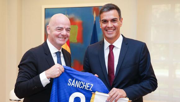 Gianni Infantino posa con el Presidente de España, Pedro Sánchez (Foto: AFP).